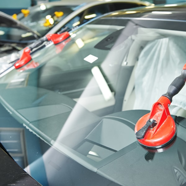 What auto glass company to contact when windshield is broken  in Allendale
